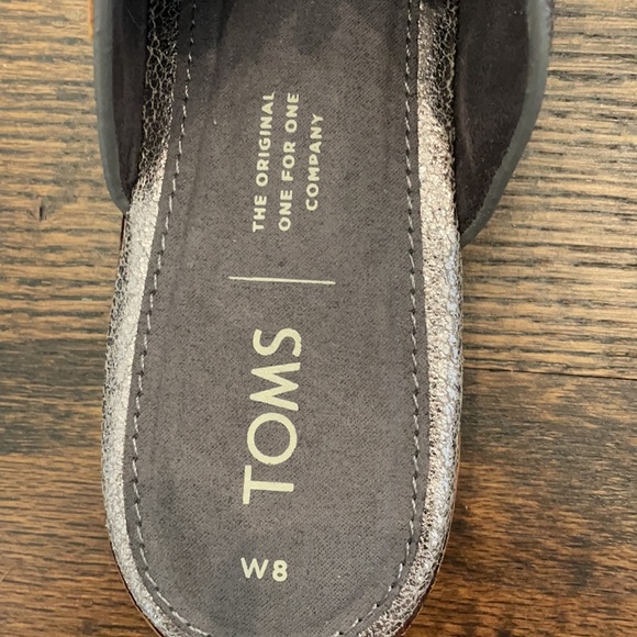 TOMS Silver Pewter Metallic Leather Mules Slip On Shoes - Picture 5 of 5